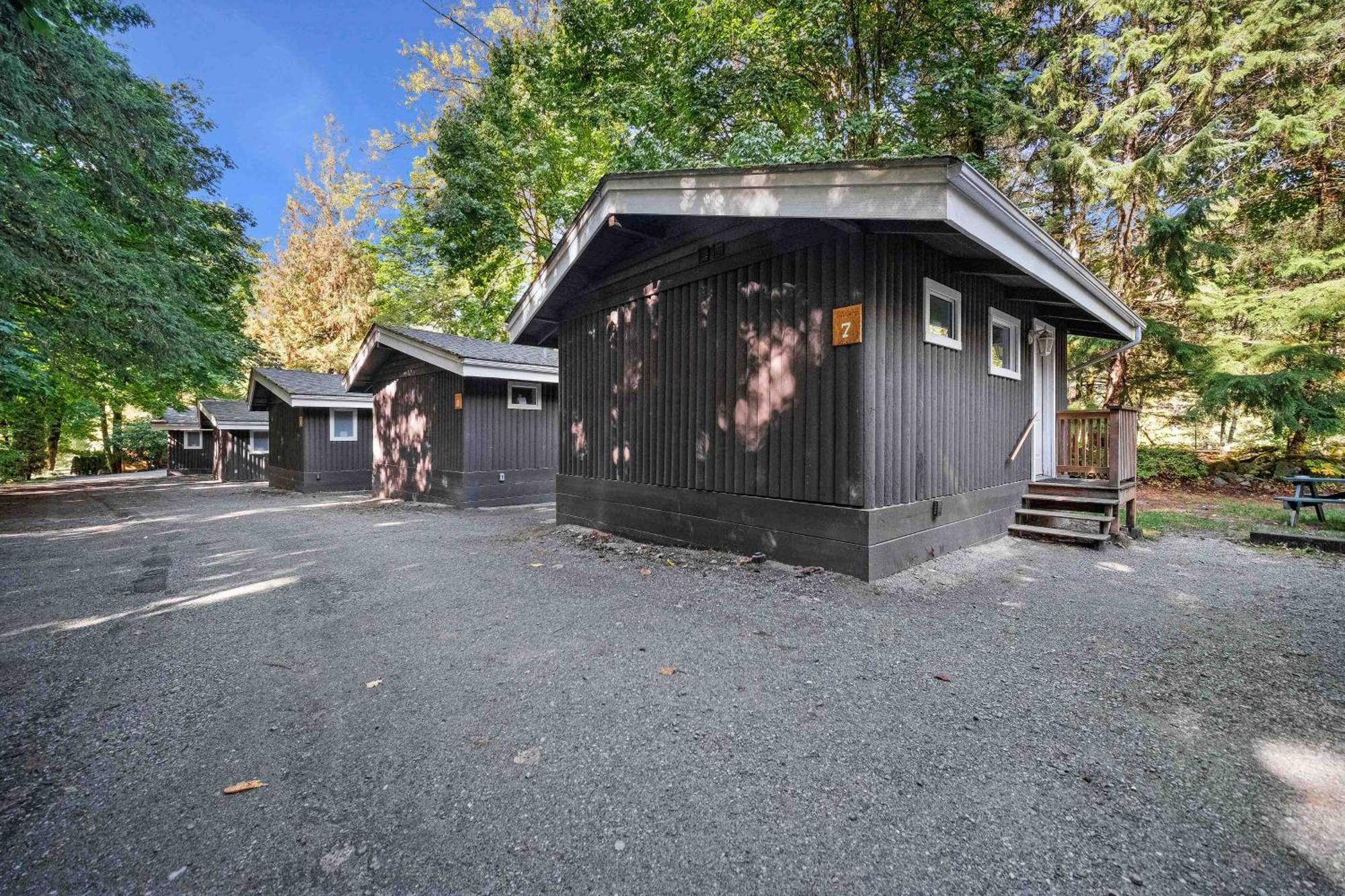 Sunwolf Riverside Cabins Brackendale Eksteriør billede