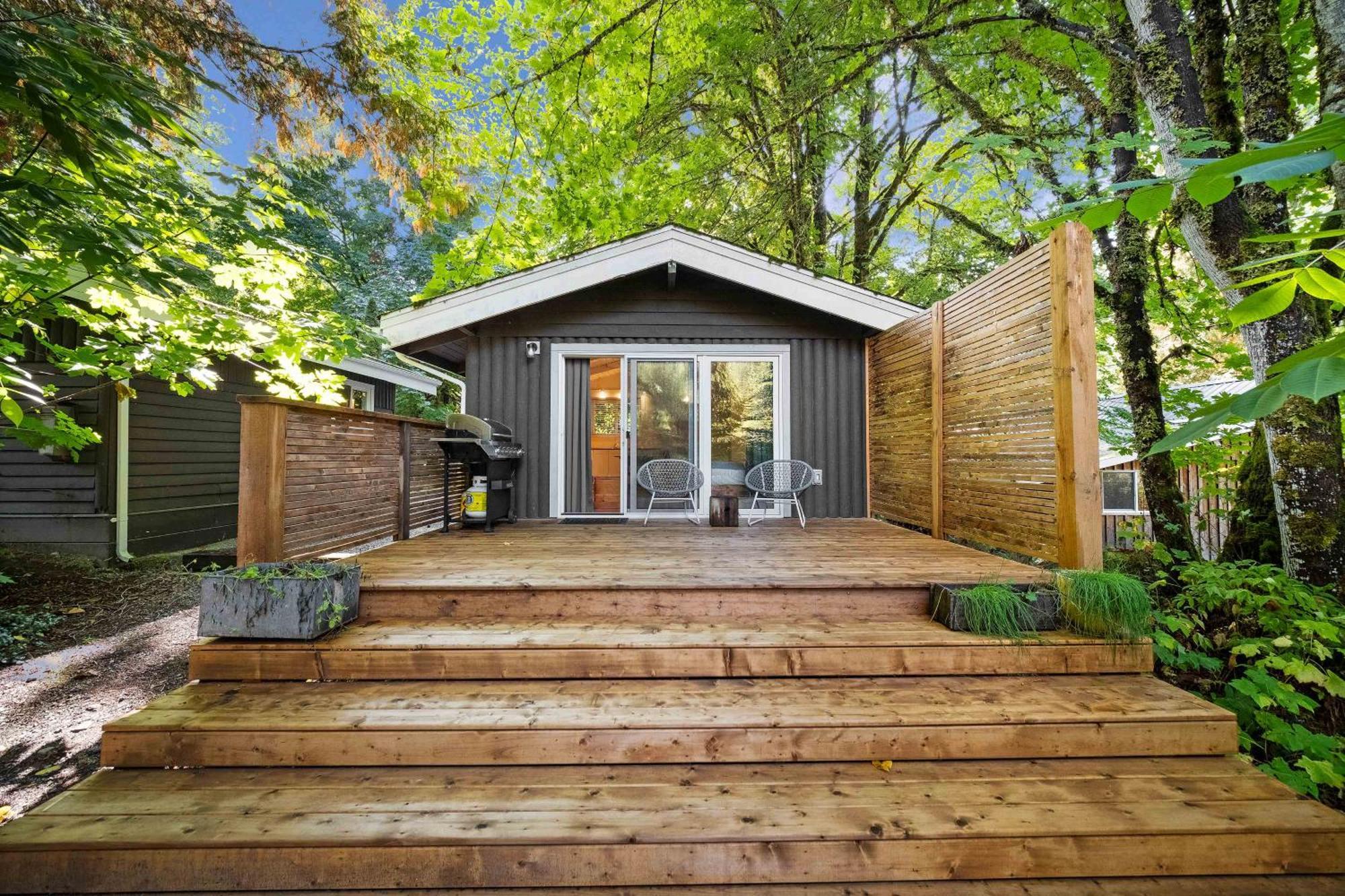 Sunwolf Riverside Cabins Brackendale Eksteriør billede