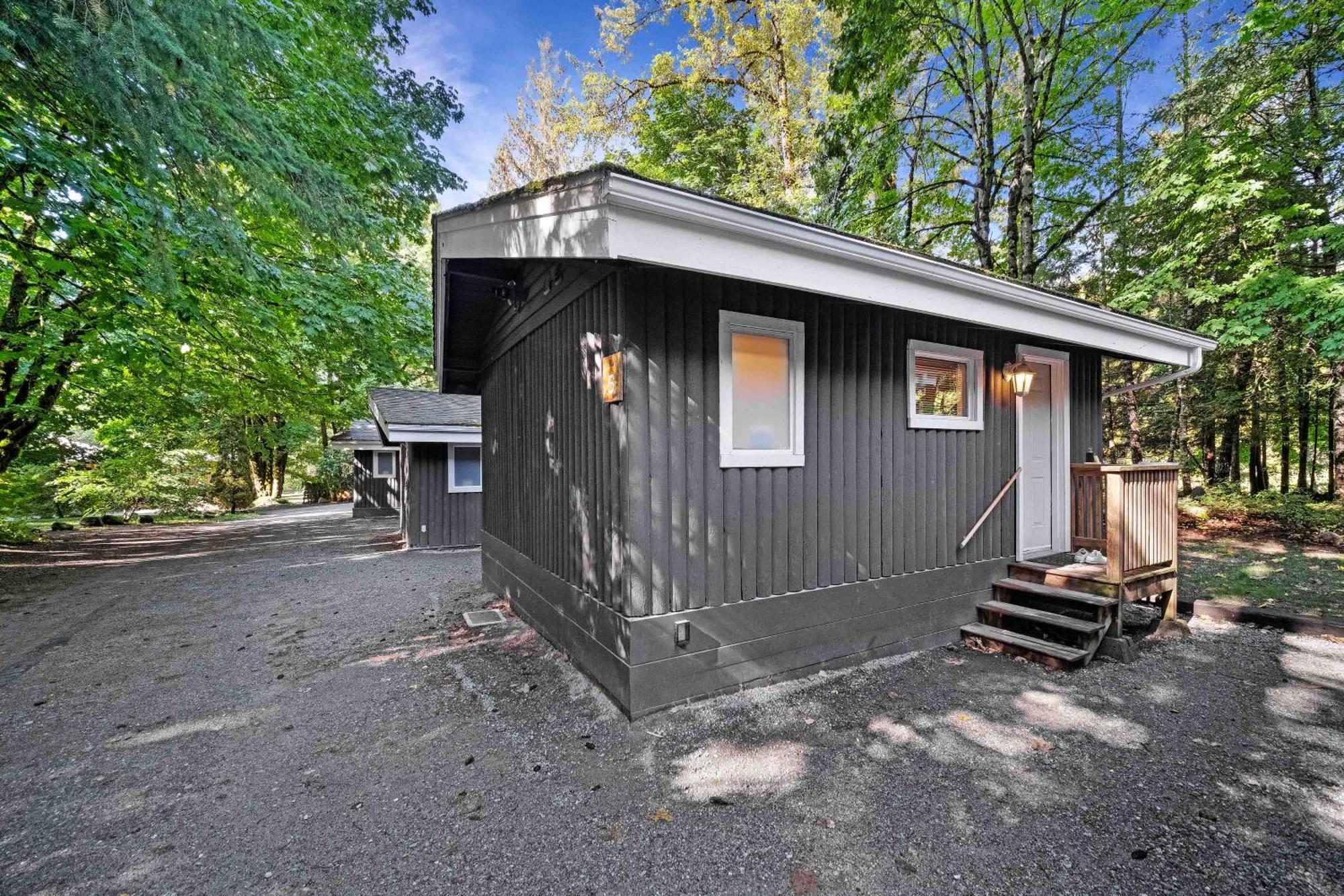 Sunwolf Riverside Cabins Brackendale Eksteriør billede