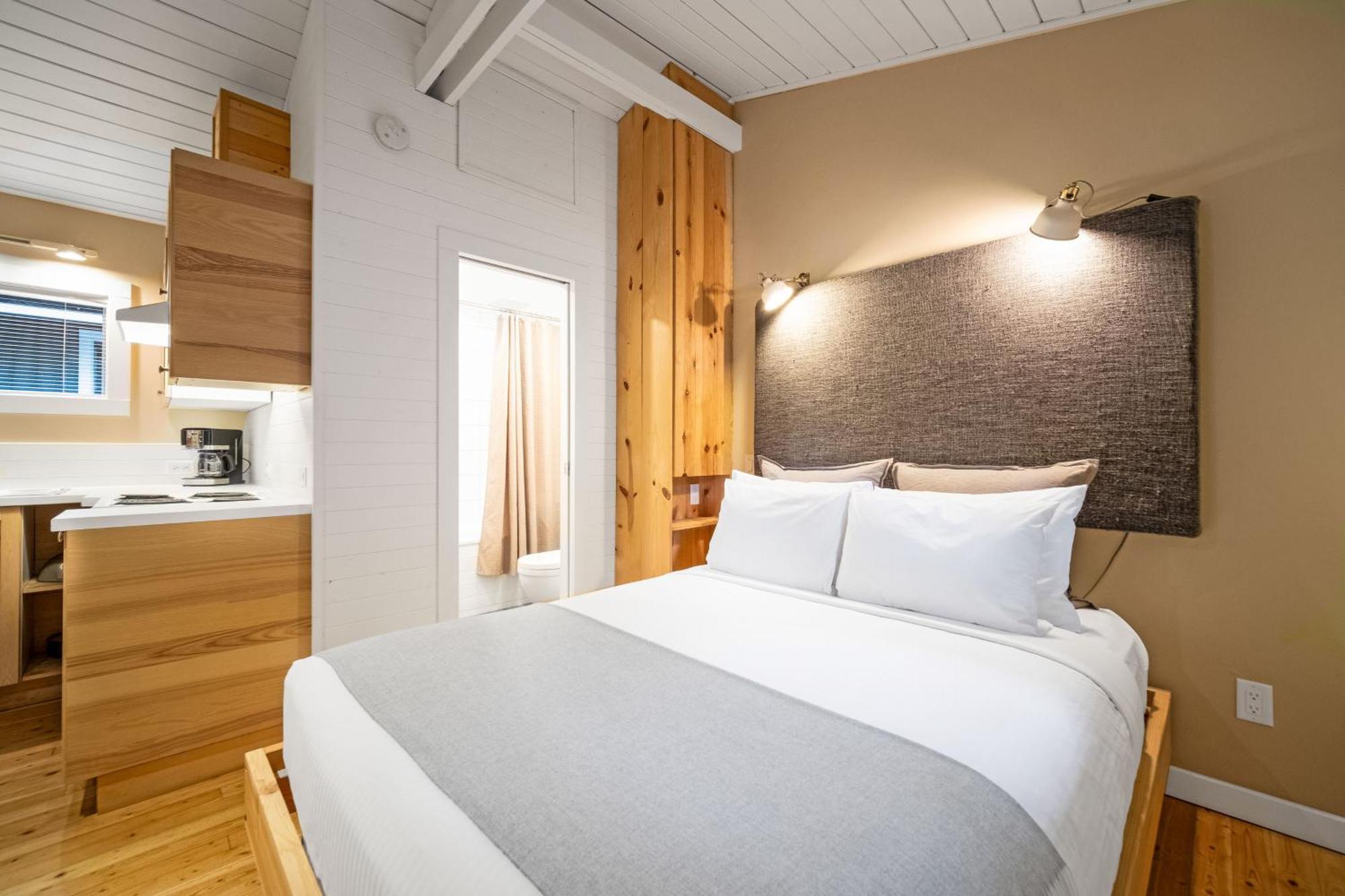 Sunwolf Riverside Cabins Brackendale Eksteriør billede