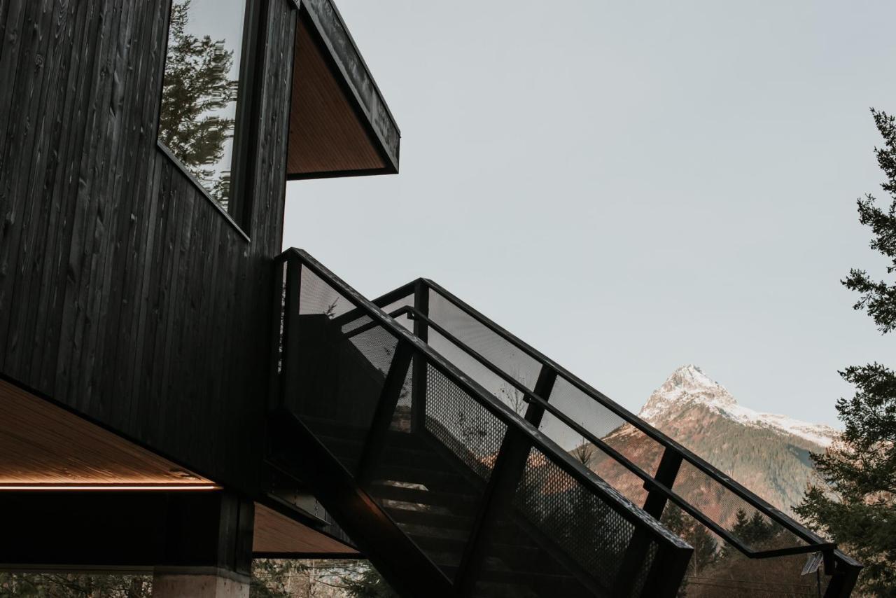 Sunwolf Riverside Cabins Brackendale Eksteriør billede